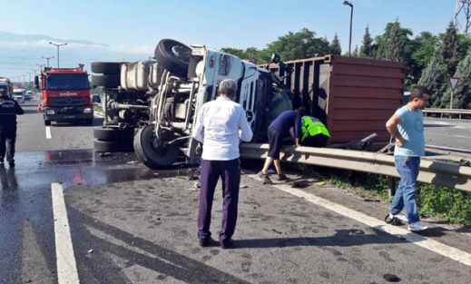 TIR devrildi, sürücü yaralandı