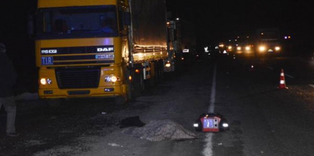 TIR şoförü, otomobilin altında can verdi