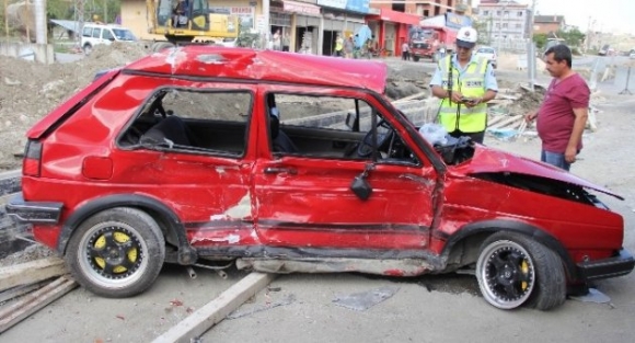 TIR'ın çarptığı otomobildeki 2 kişi ağır yaralandı