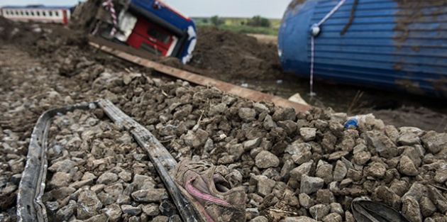 Tren faciasında ölenlerin 6'sı çocuk; geriye küçük ayakkabılar kaldı