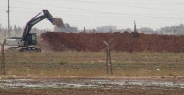 TSK, Rojava sınırını 150 metre geçerek kanal kazdı