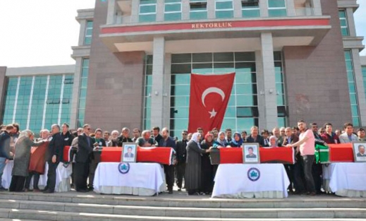 Üniversitedeki dehşetin kurbanlarını uğurlama töreninde hüzün ve öfke