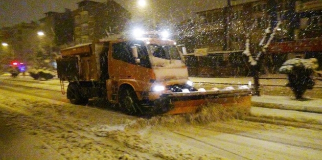 Uşak'a yılın ilk karı yağdı, okullar tatil edildi