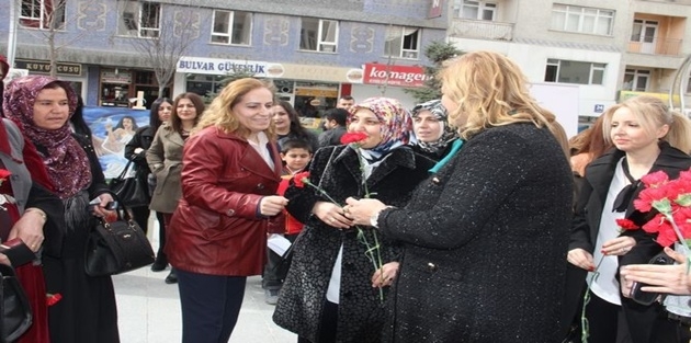 Vali eşi, polis ve jandarma kadınlara gül dağıttı 