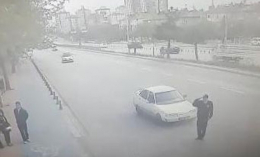 Vali'ye selam veren polise otomobil çarptı