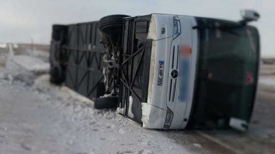 Van-Antalya seferini yapan otobüs kaza yaptı