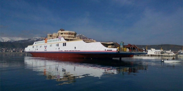 Van Gölü'nde çalışacak feribotların ilki suya indirildi