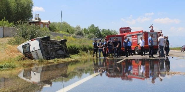 Van’da minibüs takla attı: 2 yaralı 