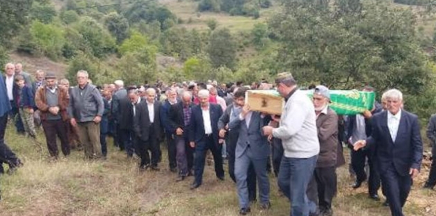 Yangında ölen 3 kişinin tek tabutla getirilen kemikleri, ayrı mezarlara defnedildi