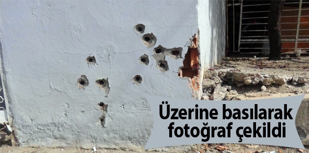 Yaralı gencin üzerine basılarak fotoğraf çekildi