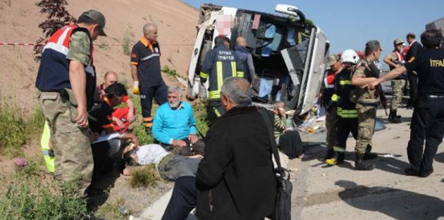 Yolcu otobüsü devrildi: 26 yaralı