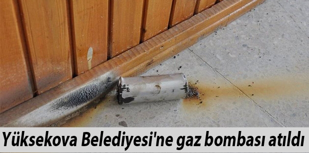 Yüksekova Belediyesi'ne gaz bombası atıldı