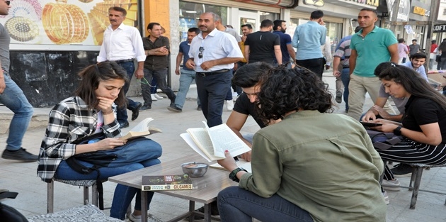 Yüksekova..! Kaldırımlarda Kurulan Taburelerde Oturup Çay İçmek Yerine Kitap Okudular