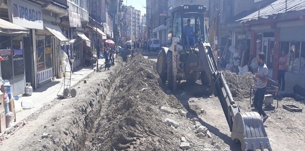 Yüksekova'da alt yapı çalışmaları devam ediyor