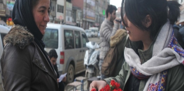 Yüksekova’da kadınlar karanfil dağıttı  