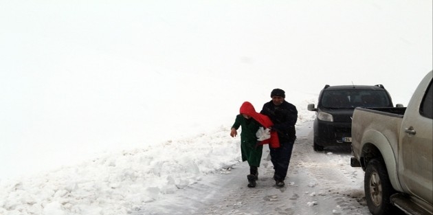 Yüksekova'da öğrenciler karda mahsur kaldı