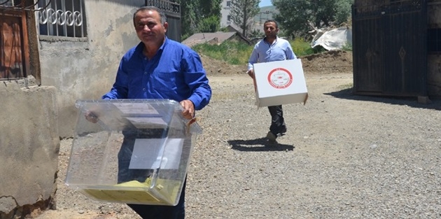 Yüksekova'da seyyar sandıklar seçmenin ayağına gitti