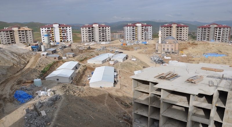 Yüksekova'da Toki Konutlarının Yapımı tüm hızıyla devam ediyor