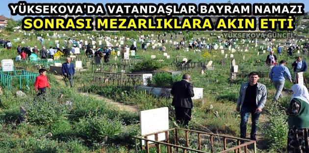 Yüksekova'da Vatandaşlar Bayram Namazı Sonrası Mezarlıklara Akın Etti