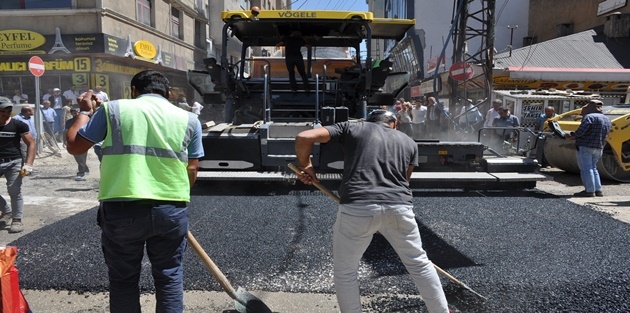 Yüksekova'da Yol Asfaltlanma Çalışması