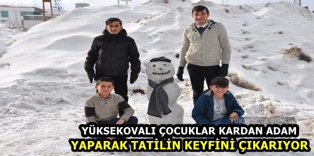 Yüksekovalı çocuklar kardan adam yaparak tatilin keyfini çıkarıyor