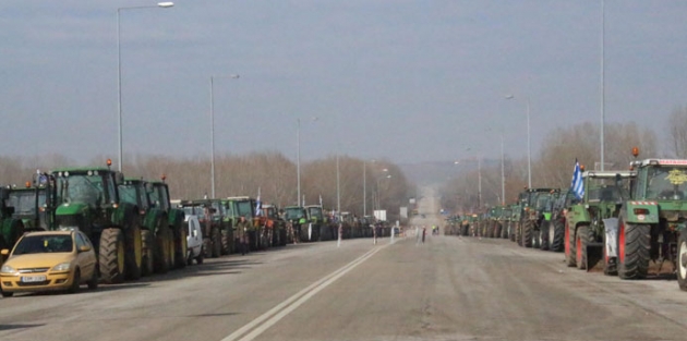 Yunanlı çiftçiler Pazarkule yolunu kapattı